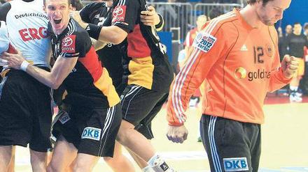 Der Traumhüter. Silvio Heinevetter (r.) hielt gegen Mazedonien mit seinen Paraden in den letzten Minuten die deutsche Olympiahoffnung am Leben. 
