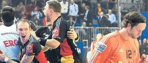 Der Traumhüter. Silvio Heinevetter (r.) hielt gegen Mazedonien mit seinen Paraden in den letzten Minuten die deutsche Olympiahoffnung am Leben. 