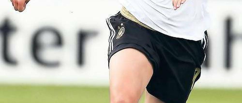 Zurück am Ball. Birgit Prinz könnte ein Comeback in der Zweiten Liga Süd geben. Foto: dpa