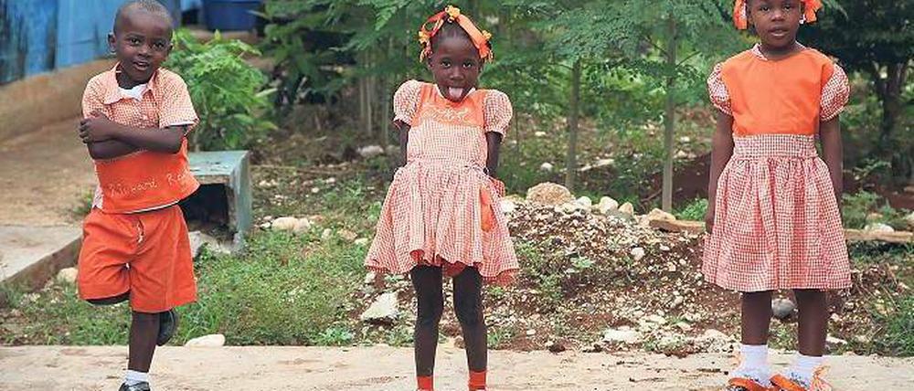 Zu Späßen aufgelegt. Diese Kinder gehen zwei Jahre nach dem Beben in Port-au-Prince wieder zur Schule.