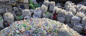 Viel Stoff für Rohstoff: Recycelte Plastikflaschen sind für vieles zu gebrauchen.