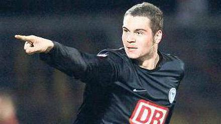 Weiß, wo er stehen muss. Der erst 19 Jahre alte Lasogga schoss Hertha zum Sieg. Foto: dpa
