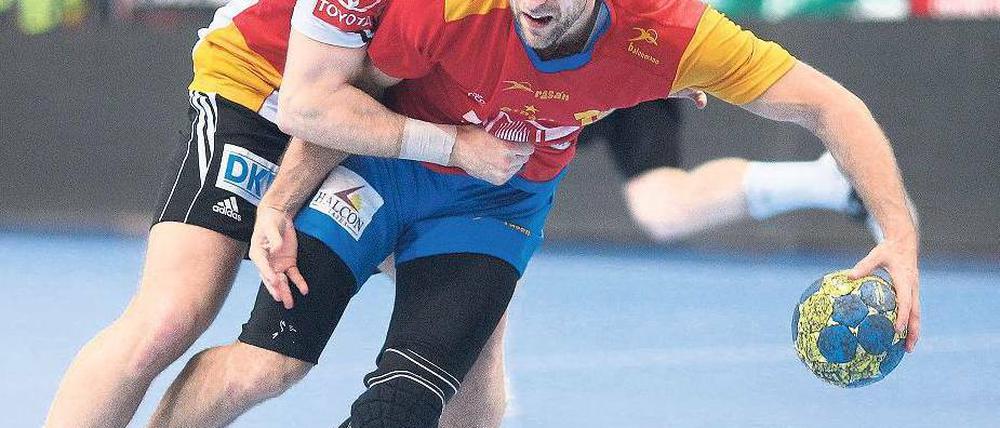 Halt gesucht. Bei der Niederlage gegen Spanien konnte Spielmacher Kraus (l.) wie bei den bisherigen Spielen nicht überzeugen. Foto: dpa