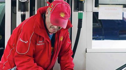 Ein paar Stunden als Tankwart, Bauarbeiter oder Kellner, dann Aushilfe in der Pflege oder einer Gärtnerei - wer keinen Vollzeitjob hat, muss flexibel sein.