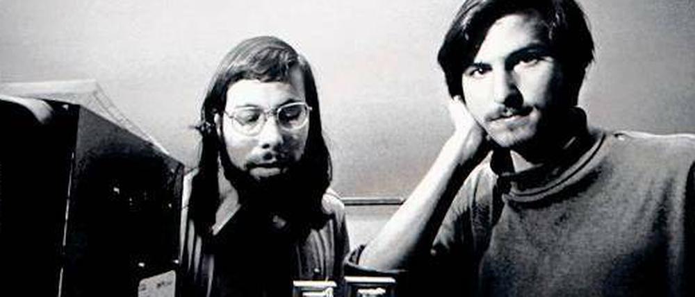 Väter der Bewegung. Steve Jobs (re.) schaute schon am Anfang der Apple-Saga Mitte der 70er Jahre stolz in die Kamera, während sein Kompagnon Steve Wozniak sich auf die Technik konzentrierte.