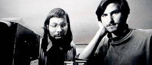 Väter der Bewegung. Steve Jobs (re.) schaute schon am Anfang der Apple-Saga Mitte der 70er Jahre stolz in die Kamera, während sein Kompagnon Steve Wozniak sich auf die Technik konzentrierte.