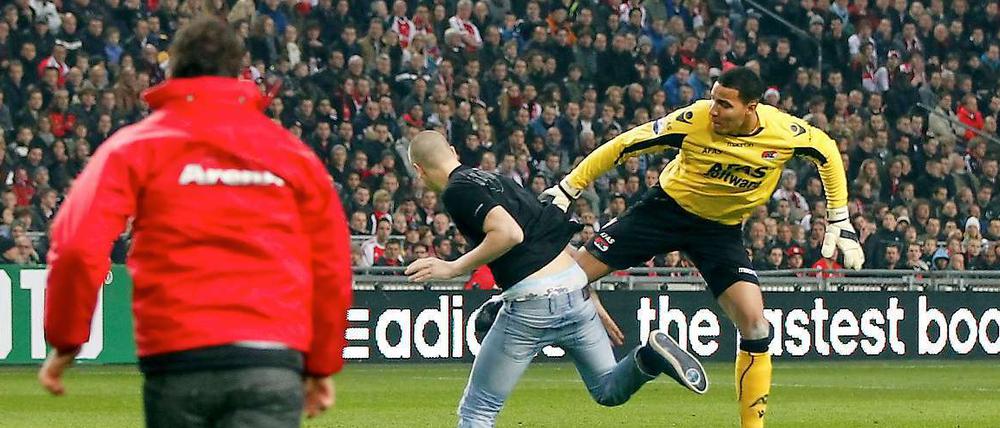 Fußball als Kampfsport: Nichts für Kinderaugen.