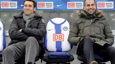 Was gibt's denn da zu grinsen? Michael Preetz (l.) und Markus Babbel sitzen nicht mehr gemeinsam auf der Bank.