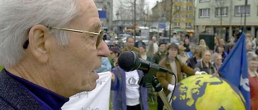 Horst-Eberhard Richter auf einer Demo in Gießen.