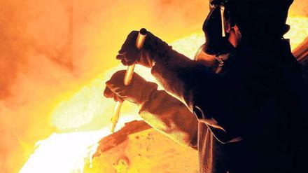 Alle Hände voll zu tun hat dieser Stahlarbeiter – noch. Für das laufende Jahr erwartet die Branche kein weiteres Wachstum. Foto: dpa