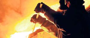 Alle Hände voll zu tun hat dieser Stahlarbeiter – noch. Für das laufende Jahr erwartet die Branche kein weiteres Wachstum. Foto: dpa