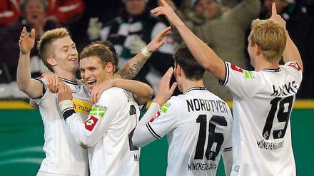 Gladbachs Torschütze zum 2:0, Marco Reus, jubelt mit Tony Jantschke, Havard Nordtveit und Mike Hanke.