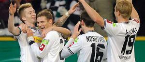 Gladbachs Torschütze zum 2:0, Marco Reus, jubelt mit Tony Jantschke, Havard Nordtveit und Mike Hanke. 