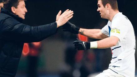 Das war für Sie, Trainer. Pierre-Michel Lasogga rennt nach seinem Treffer zum 2:1 zu Herthas Interimscoach Rainer Widmayer, der genauso euphorisch feiert. Foto: Reuters