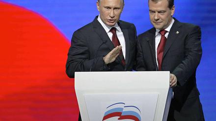 Spielen gern das Vorgänger-Nachfolger-Spiel: Noch-Regierungschef Putin (l.) und Noch-Präsident Medwedew.