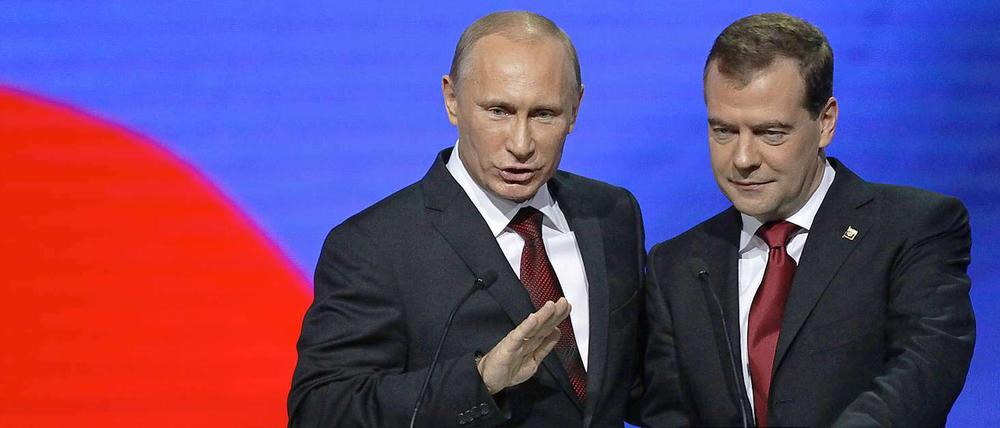 Spielen gern das Vorgänger-Nachfolger-Spiel: Noch-Regierungschef Putin (l.) und Noch-Präsident Medwedew.