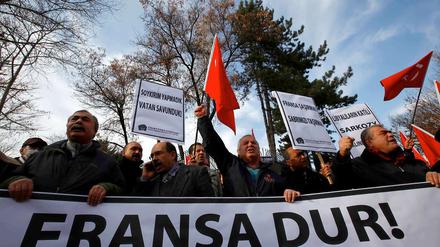 "Frankreich, hör auf!" In Ankara protestieren Türken gegen das geplante französische Gesetz, das die Leugnung des Völkermords an den Armeniern unter Strafe stellen soll.
