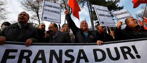 "Frankreich, hör auf!" In Ankara protestieren Türken gegen das geplante französische Gesetz, das die Leugnung des Völkermords an den Armeniern unter Strafe stellen soll.