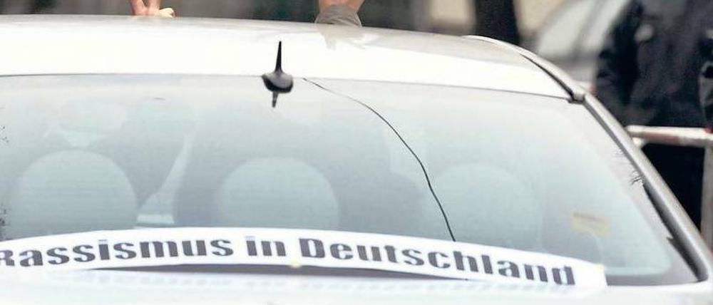 PS-starke Aktion. In 150 Autos rollten türkische Berliner am Sonnabend gegen Rassismus durch die Stadt. Foto: dapd/Manfred Gottschalk