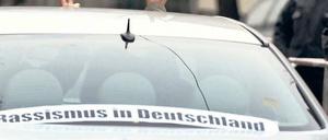 PS-starke Aktion. In 150 Autos rollten türkische Berliner am Sonnabend gegen Rassismus durch die Stadt. Foto: dapd/Manfred Gottschalk