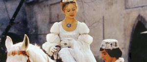 Weihnachtsmärchen: In "Drei Haselnüsse für Aschenbrödel" passt der Prinz (Pavel Trávnícek) Aschenbrödel (Libuse Safránková) den verlorenen Schuh an. "Tri orisky Popelku" heißt der Film im tschechischen Original.