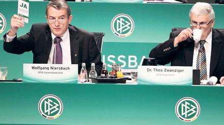 Coffee to go. Während Theo Zwanziger einen letzten Schluck nimmt, hält sich Wolfgang Niersbach zur Verfügung.