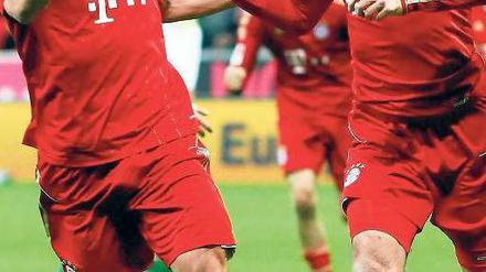 Münchner Klatschgeschichte. Mario Gomez gratuliert Arjen Robben zum Tor. Mit der anderen Hand konnte er den Holländer später auch zu seinem zweiten Treffer per Elfmeter beglückwünschen. Foto: Reuters