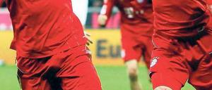 Münchner Klatschgeschichte. Mario Gomez gratuliert Arjen Robben zum Tor. Mit der anderen Hand konnte er den Holländer später auch zu seinem zweiten Treffer per Elfmeter beglückwünschen. Foto: Reuters