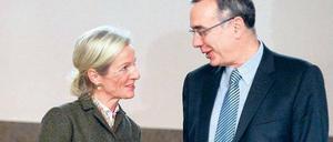 Bitte recht freundlich. Die neue Wirtschaftssenatorin Sybille von Obernitz (parteilos, für CDU) und ihr Amtsvorgänger Harald Wolf (Linke) trafen sich Freitagmorgen in der Senatswirtschaftsverwaltung gegenüber vom Rathaus Schöneberg. 