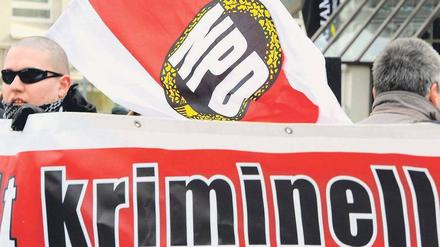 Und selber? Die NPD ist eng mit der militanten Neonaziszene verbunden. Das könnte ein Parteiverbot erleichtern.
