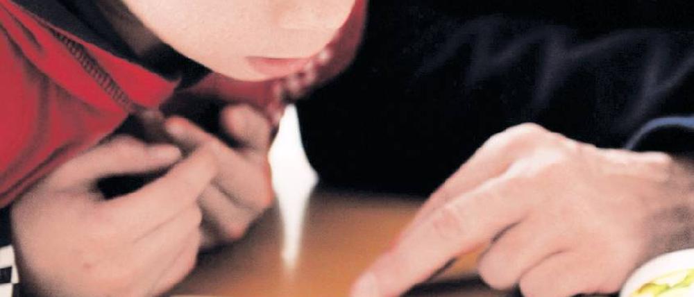 Es war einmal. Vielen Kindern wird nur in der Schule vorgelesen. Gerade deswegen ist das Engagement der Ehrenamtlichen so wertvoll. Und ihre Zuverlässigkeit so wichtig. Foto: ddp