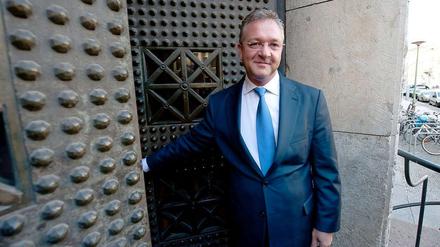 Frank Henkel (CDU) hat von seinem Amtsvorgänger eine schwierige Aufgabe geerbt: Für Berlin einen neuen Polizeipräsidenten ins Amt zu bringen.
