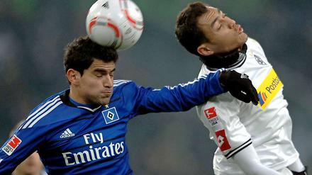Der Gladbacher Juan Arango gegen den Hamburger TomásRincón.