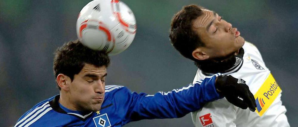 Der Gladbacher Juan Arango gegen den Hamburger TomásRincón.