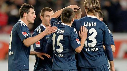 Nach dem späten Tor zum 2:2 von Lukas Podolski (verdeckt) wurde er von seinen Mitspielern beglückwünscht.