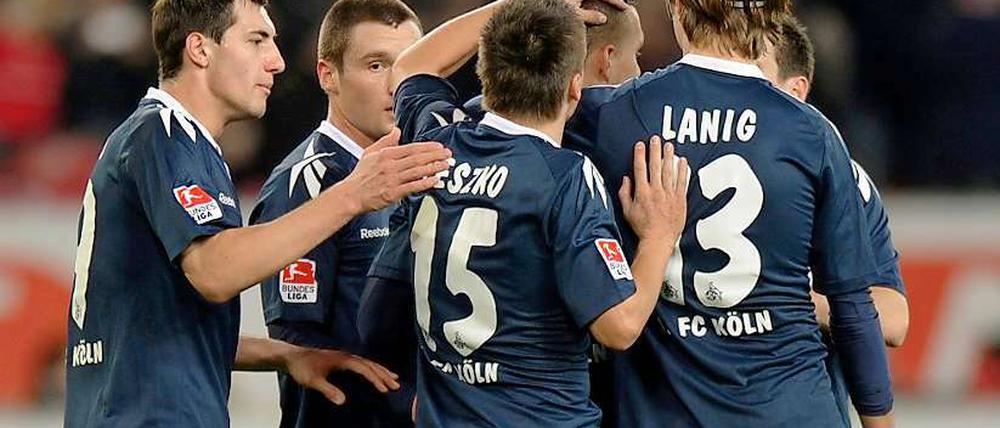 Nach dem späten Tor zum 2:2 von Lukas Podolski (verdeckt) wurde er von seinen Mitspielern beglückwünscht.