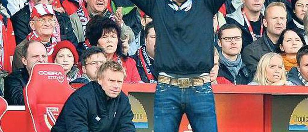 Abschied als Freund. Claus-Dieter Wollitz hat das Image von Energie Cottbus in den vergangenen Jahren aufgebessert. Nun verlässt der Trainer den Zweitligisten. Foto: dapd