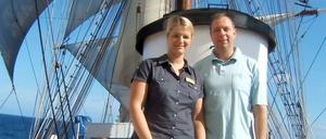 Seegang ist von Übel. Die Schiffsärzte Angelika Aßmann und Heiko Bienengräber auf dem über der Brücke gelegenen „Monkey Deck“ der „Sea Cloud“. 