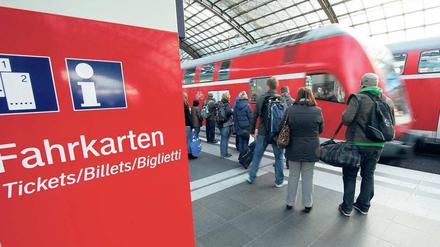 Attacke. Die Betrugsmethode funktioniert überall, wo mit Karte bezahlt wird – auch an den Fahrkartenautomaten der Bahn. Foto: dpa