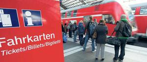 Attacke. Die Betrugsmethode funktioniert überall, wo mit Karte bezahlt wird – auch an den Fahrkartenautomaten der Bahn. Foto: dpa