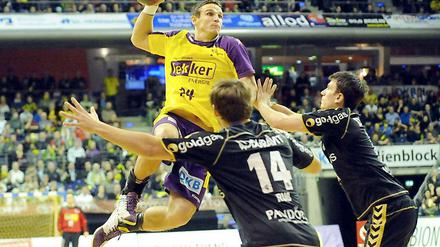 Füchse-Spielmacher Bartlomiej Jaszka (o.) bot gegen die Rhein-Neckar Löwen eine sehr gute Leistung. daran möchte er auch in seinem Heimatland gegen Kielce anknüpfen.