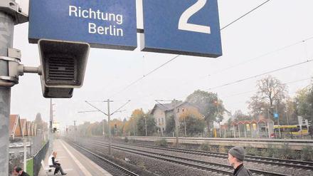 Langes Warten. Für neue Bahnverbindungen wie die geplante S-Bahn-Strecke von Spandau nach Falkensee sieht Brandenburgs Verkehrsminister Jörg Vogelsänger (SPD) nur Chancen, wenn dafür in entlegenen Gegenden am bestehenden Angebot gespart wird. Foto: Heinrich