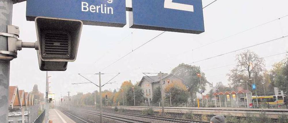 Langes Warten. Für neue Bahnverbindungen wie die geplante S-Bahn-Strecke von Spandau nach Falkensee sieht Brandenburgs Verkehrsminister Jörg Vogelsänger (SPD) nur Chancen, wenn dafür in entlegenen Gegenden am bestehenden Angebot gespart wird. Foto: Heinrich