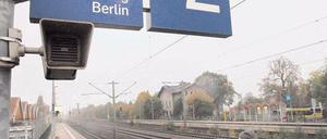 Langes Warten. Für neue Bahnverbindungen wie die geplante S-Bahn-Strecke von Spandau nach Falkensee sieht Brandenburgs Verkehrsminister Jörg Vogelsänger (SPD) nur Chancen, wenn dafür in entlegenen Gegenden am bestehenden Angebot gespart wird. Foto: Heinrich
