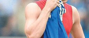 Lieber Blau als Rot? Lukas Podolski könnte Köln gegen Schalke tauschen. Foto: dpa