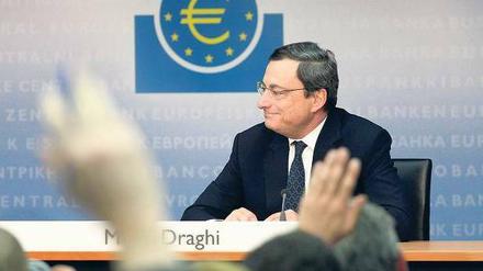 Viele Fragen, eine Antwort. EZB-Präsident Mario Draghi begründete die Entscheidung, die Leitzinsen in der Euro-Zone auf den historischen Tiefststand von 1,0 Prozent zu senken, mit der Schuldenkrise und den schwachen Wachstumsaussichten. Foto: Reuters