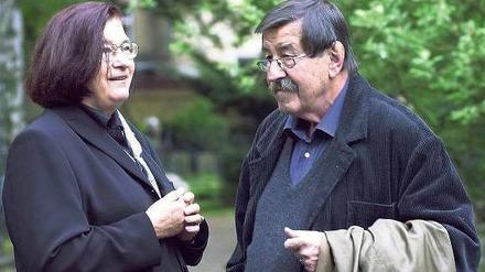 Freunde. Christa Wolf und Günter Grass 2001 bei der Beerdigung von Hans Mayer auf dem Dorotheenstädtischen Friedhof.