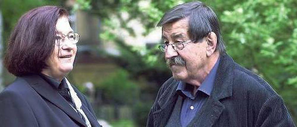 Freunde. Christa Wolf und Günter Grass 2001 bei der Beerdigung von Hans Mayer auf dem Dorotheenstädtischen Friedhof.