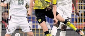 Abgehoben. Kopfballduell zwischen Robert Lewandowski (Mitte) und Rodnei. Foto AP