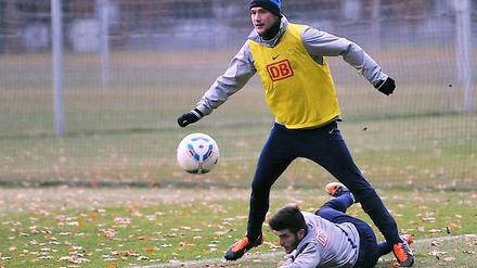 Nur nicht liegen bleiben. Fanol Perdedaj (unten) und Sebastian Neumann sind Junioren-Nationalspieler, warten bei Hertha BSC aber noch auf ihr Debüt in der Bundesliga. Trainer Babbel ist von der Einstellung der Talente im Moment nicht besonders angetan. 